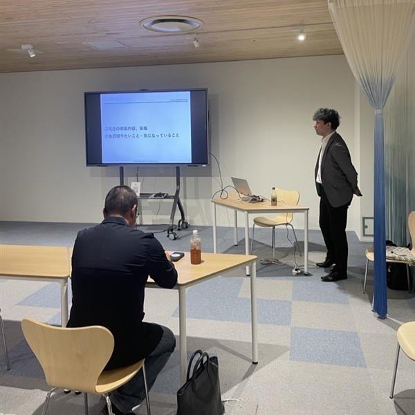 当日の会場で、代表の岡本が話している様子